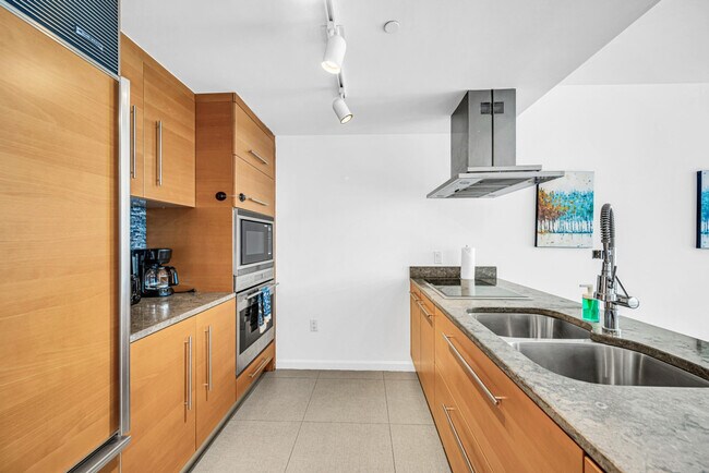 Building Photo - 485 Brickell Ave