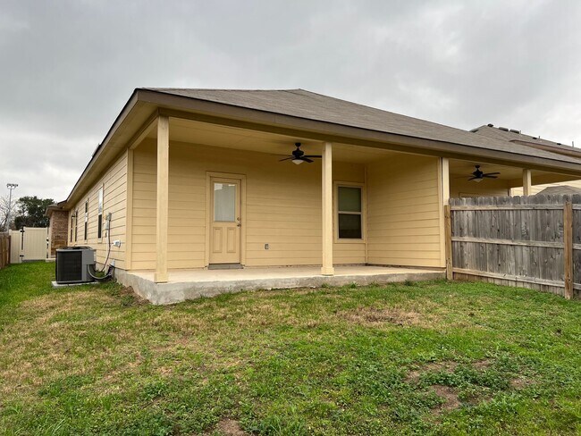 Building Photo - Luxury 3/2 Duplex in Seguin, Texas