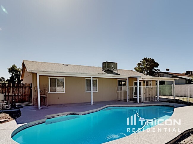 Building Photo - 828 N Pine Ct