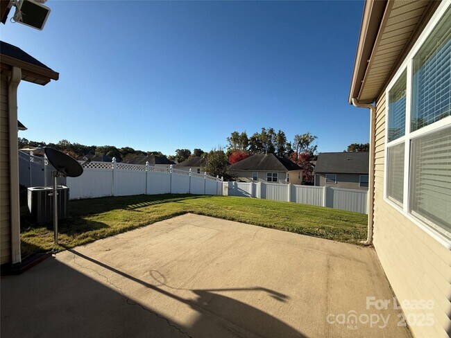 Building Photo - 109 Community Park Ln