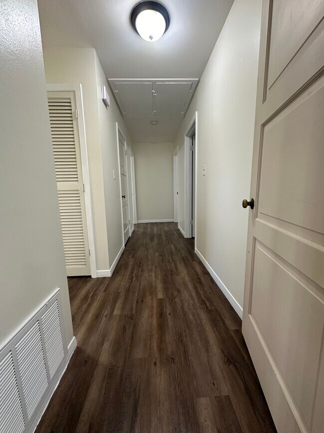 Building Photo - 711 E Locust Ave