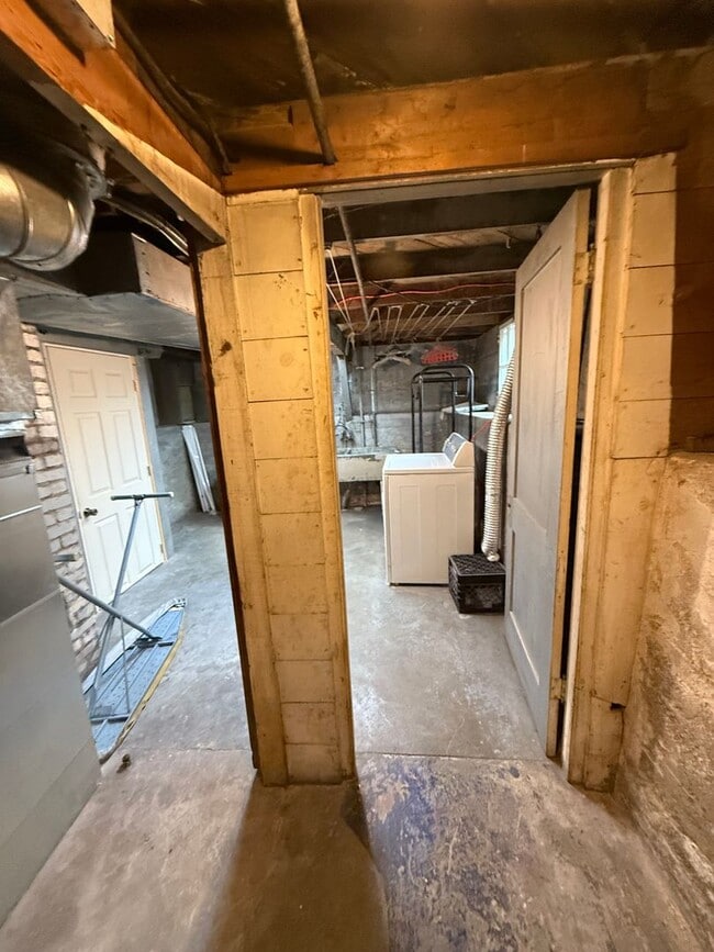 Building Photo - Vintage Victorian-Style Home | 3 Bed | 2 B...