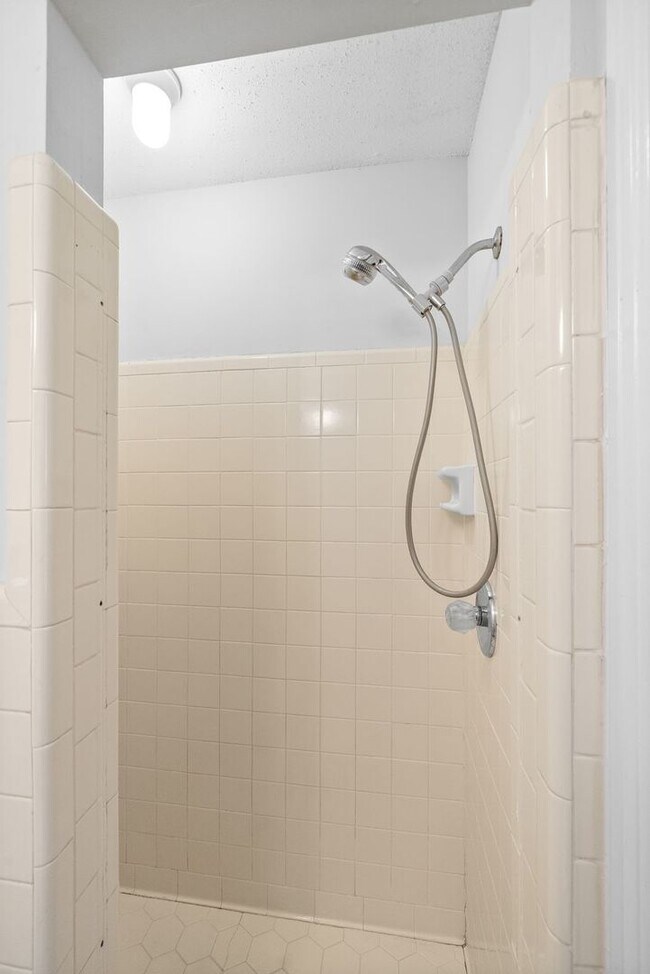 Building Photo - 3 Bedroom Home For Rent Near Downtown Clar...