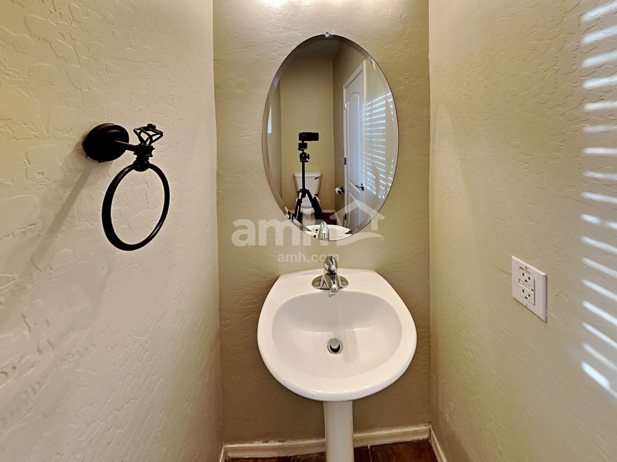 Building Photo - 3860 E Flower St