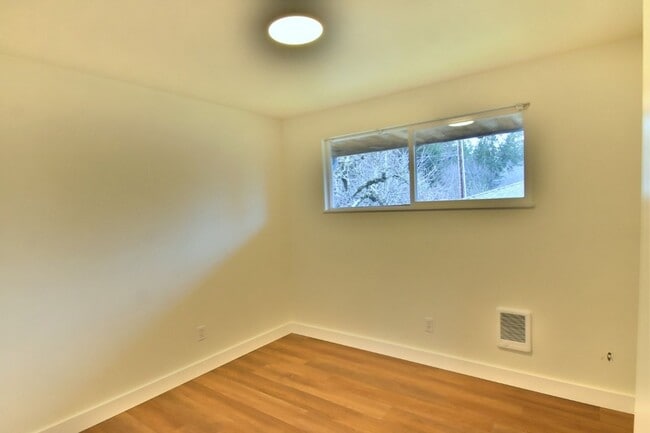 Building Photo - 3Bd/2Ba Everett House