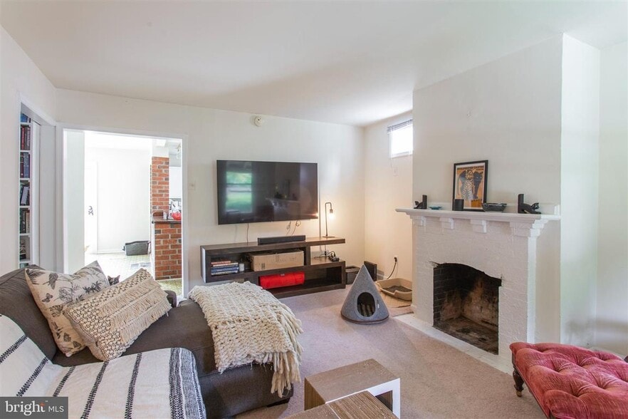 Living room - 122 Union Ave