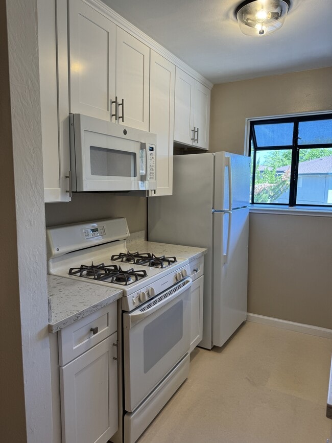 Building Photo - 240 Breuner Dr