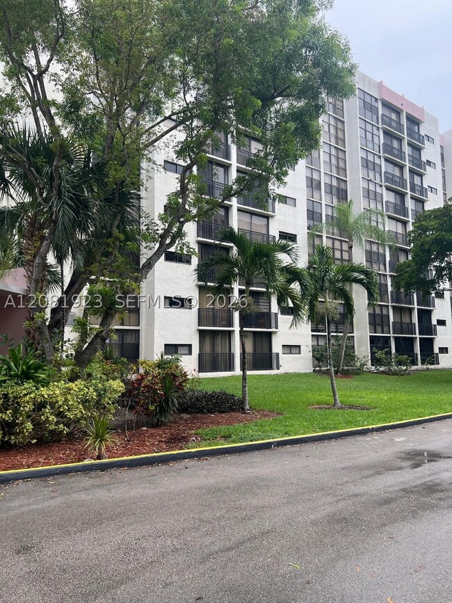 Building Photo - 17011 N Bay Rd