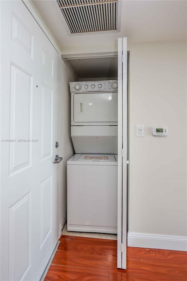 Building Photo - 3000 Coral Wy