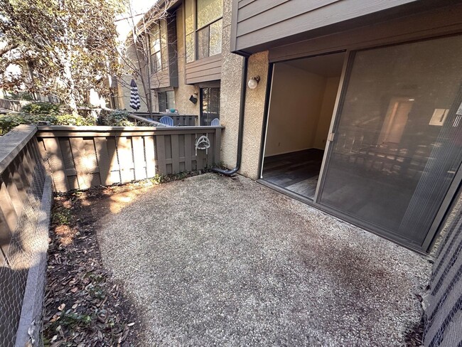 Building Photo - Spacious 2 story townhome in gated and gua...