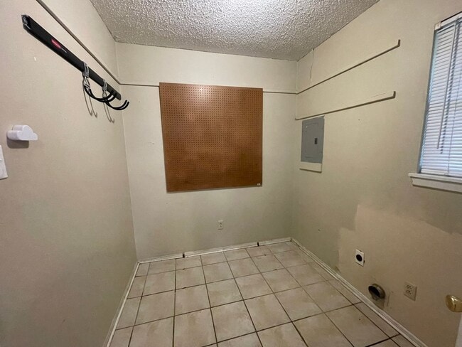 Building Photo - Sought after location in Shady Grove!