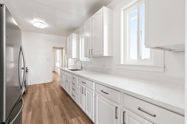 Building Photo - Remodeled 4Bd/2.5Ba Single-Family Home in ...