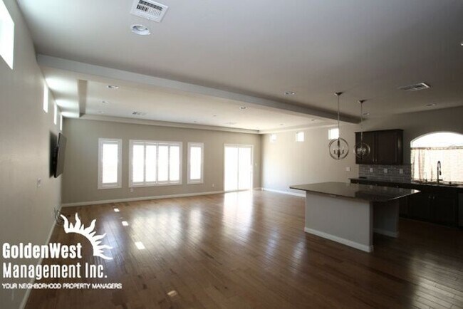 Building Photo - Gorgeous 4Bdm 2.5Ba Home in Southwest Las ...