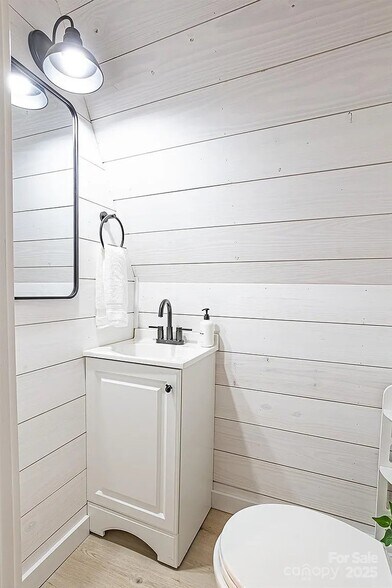 Building Photo - 826 Shumont Rd