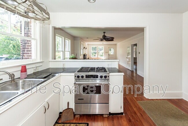 Building Photo - 25 8th Ave
