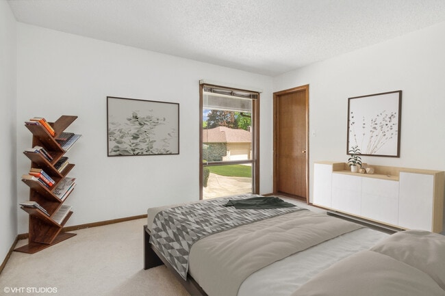 Building Photo - 6610 Pinehurst Ct