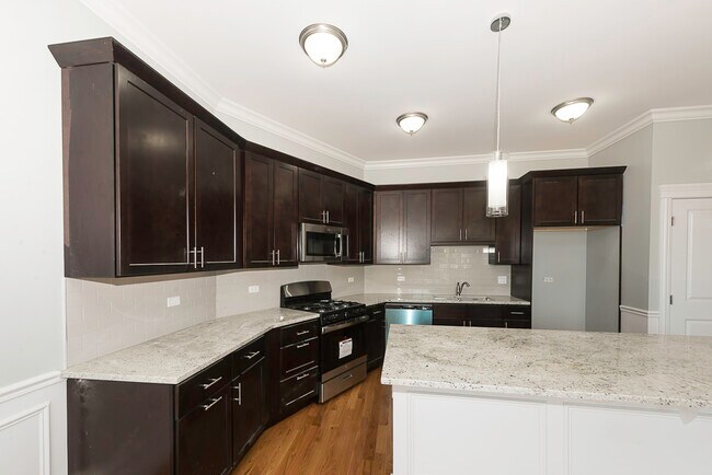 Building Photo - 520 N Western Ave