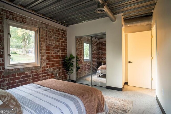 Building Photo - 15 Burbank Dr NW