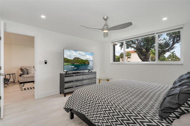 Building Photo - 411 S Hollybrook Dr