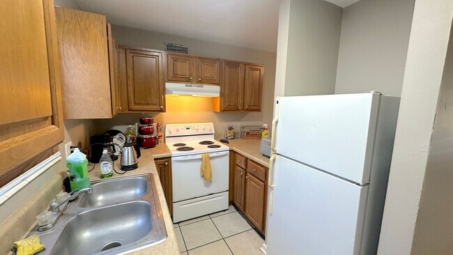 Building Photo - WALKABLE 2/1 TWN w/ & Washer/Dryer! Close ...