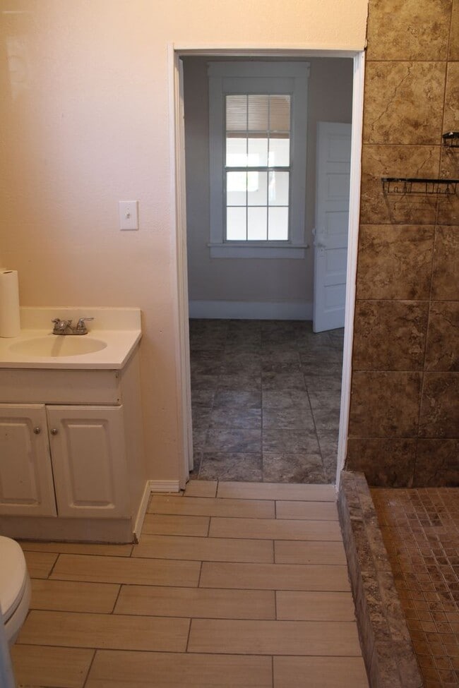 Building Photo - 3114 E Missouri Ave