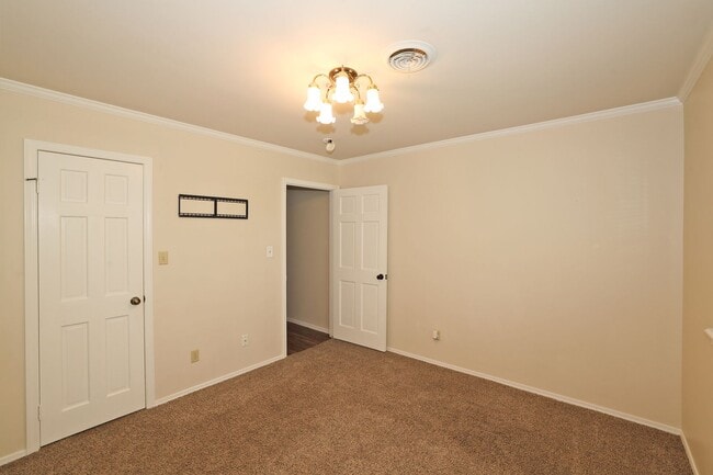 Building Photo - Spacious Canyon Home