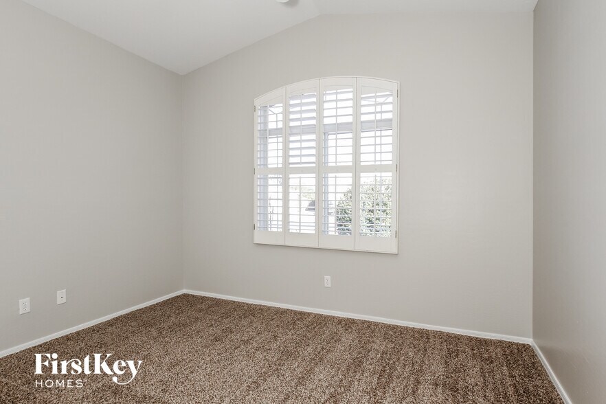 Building Photo - 11029 W Almeria Rd