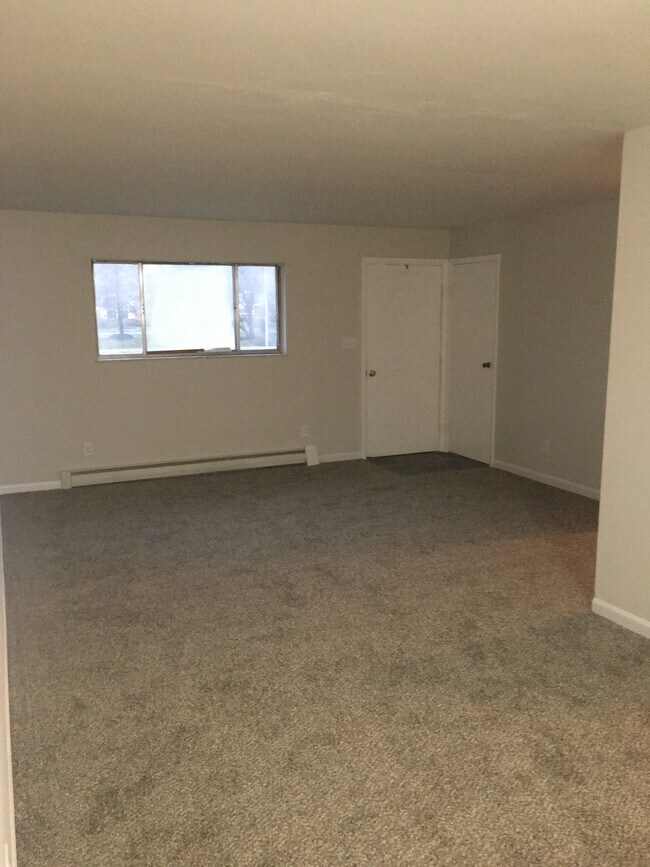 Building Photo - 2480 Walcutt Rd