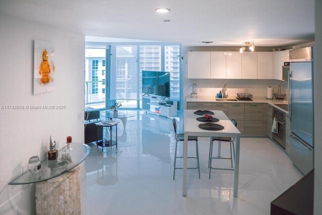 Building Photo - 1300 Brickell Bay Dr