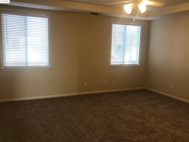 Building Photo - 5666 Arcadia Cir