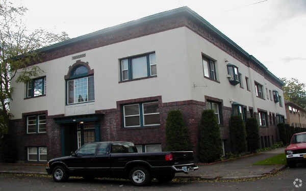 Building Photo - 635 NE Randall Ave