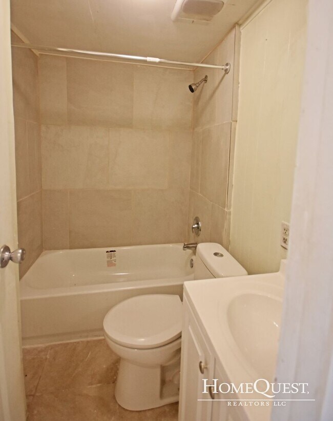 Building Photo - Beautiful Kaneohe Bay Views!  1/1 + 2 park...