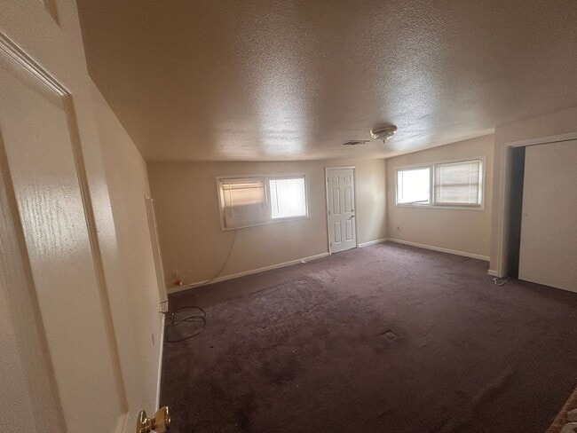 Building Photo - This home is loaded with space and features and Northwest Hanford
