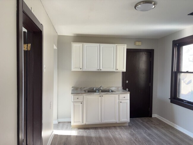 Building Photo - 3621 Sackett Ave