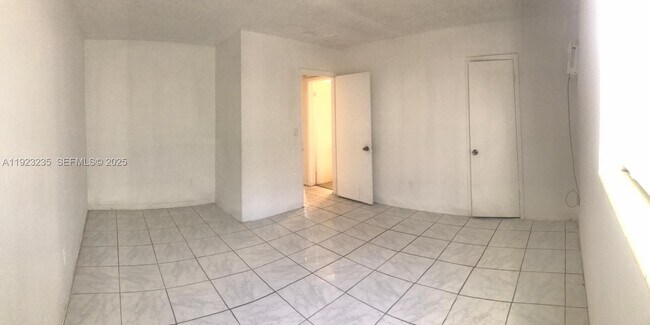 Building Photo - 17031 NE 21st Ave