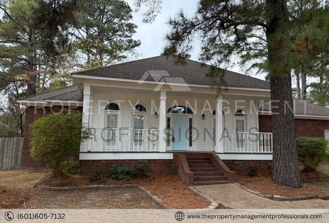 Building Photo - Renovated beauty near the country club and golf course!