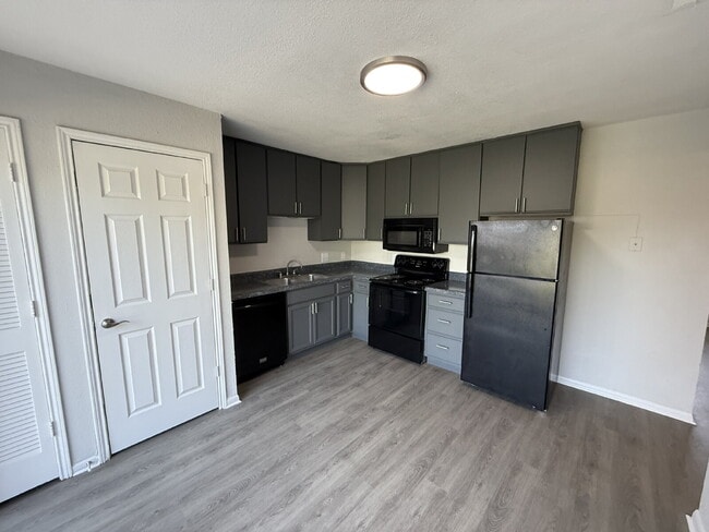 Building Photo - 532 Glen Cove St