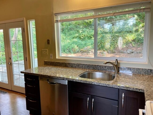 Building Photo - Charming 4 Bed 2 Bath Tri-level in Eastgate, Bellevue