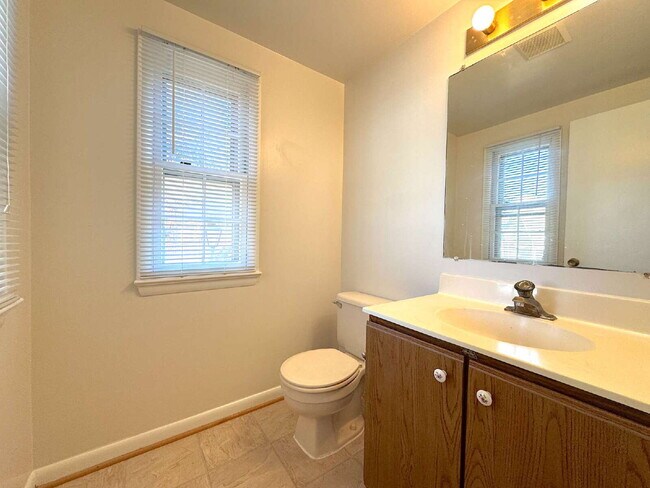 Building Photo - Lake Ridge Gem: Your Inviting Home Awaits!