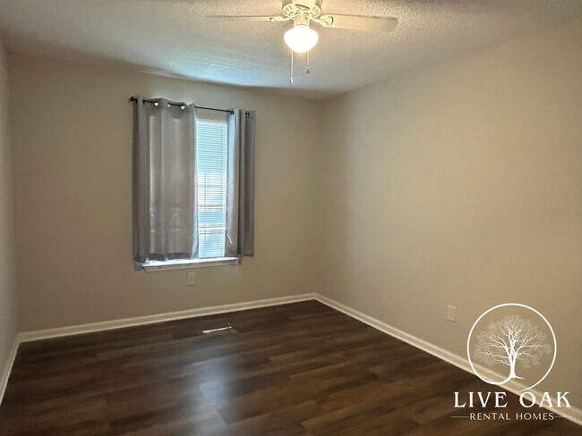 Building Photo - MOVE IN SPECIAL: $500 OFF 1ST MONTH'S RENT!**
