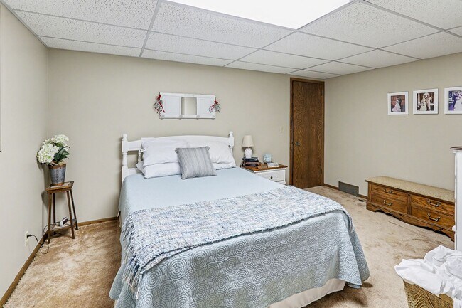 Building Photo - For Rent – 4 Bedroom Home in Sunset Hills, Pella