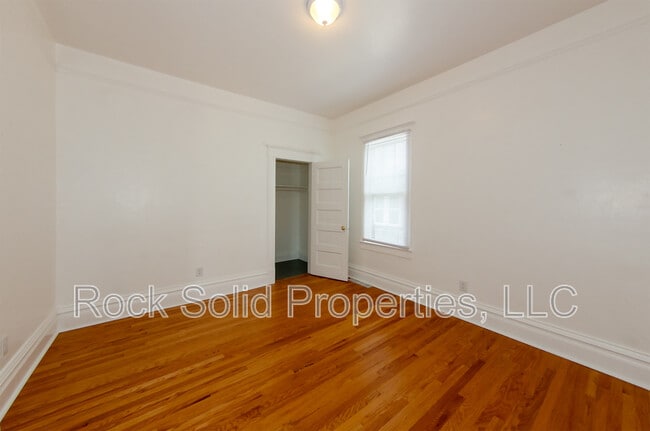 Building Photo - 506 E 7th St