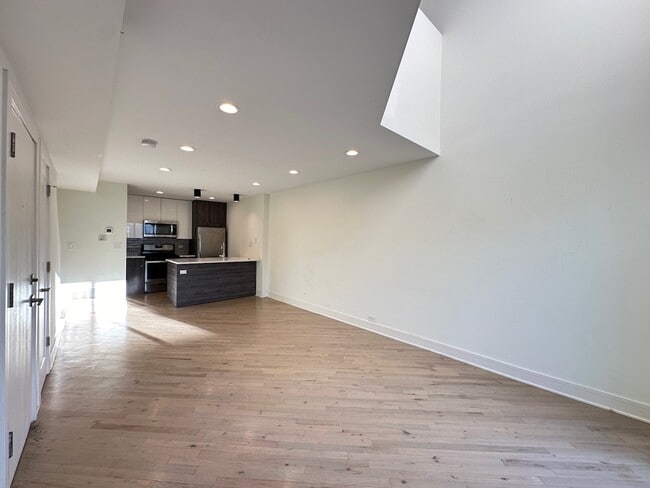 Building Photo - 949 W Grace St