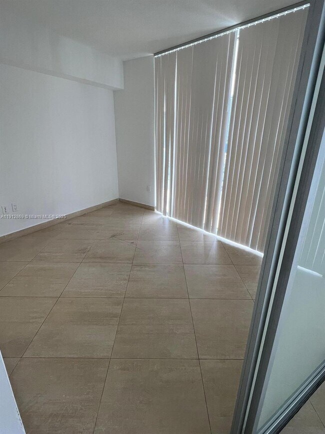 Building Photo - 1750 N Bayshore Dr