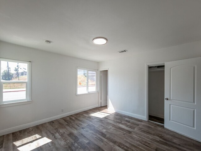 Building Photo - 3 Bed + Bonus Room | New Stainless Applian...