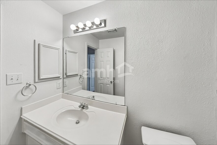 Building Photo - 11011 Pierce Valley Dr