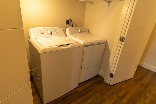 Building Photo - Jones - Fully Furnished Condo on the River Available Mid Sept - Mid May Only