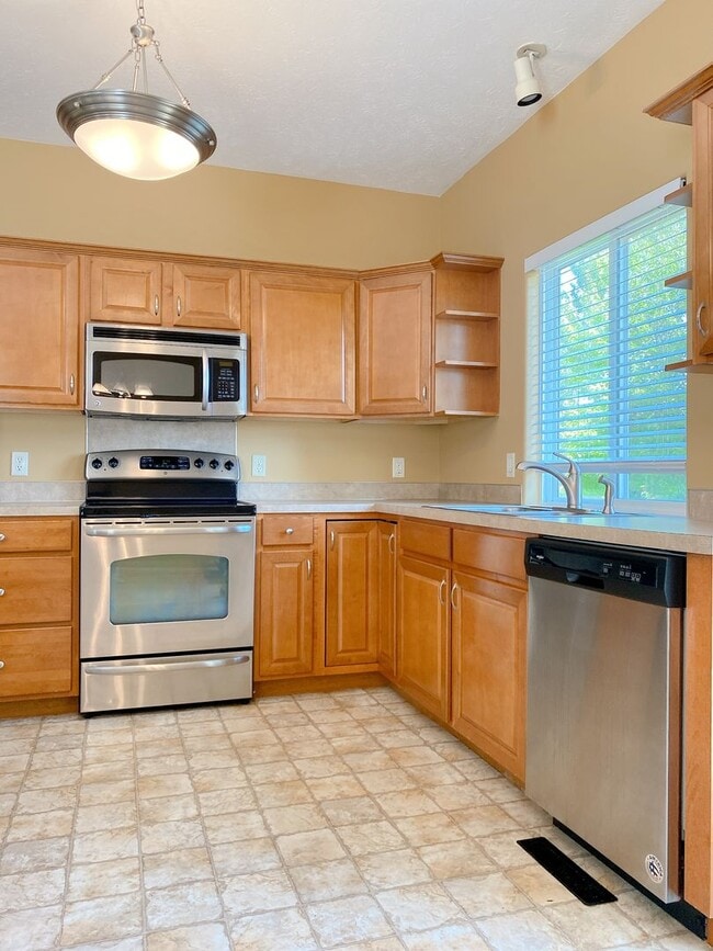 Building Photo - Beautiful 3 bed, 2 bath house at $2095 *PR...