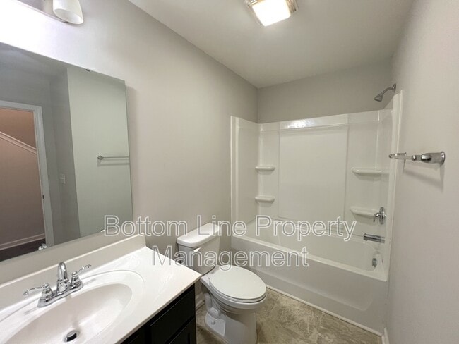 Building Photo - 636 Newfound Hollow Dr