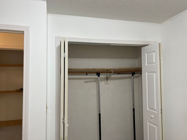 Building Photo - 4 Bedroom, 1.5 Bathroom Duplex on Blooming...